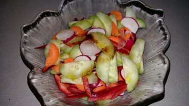 Salata de castraveti, morcovi, ridichi si ardei