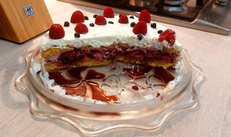 tort cu fructe de padure varianta
