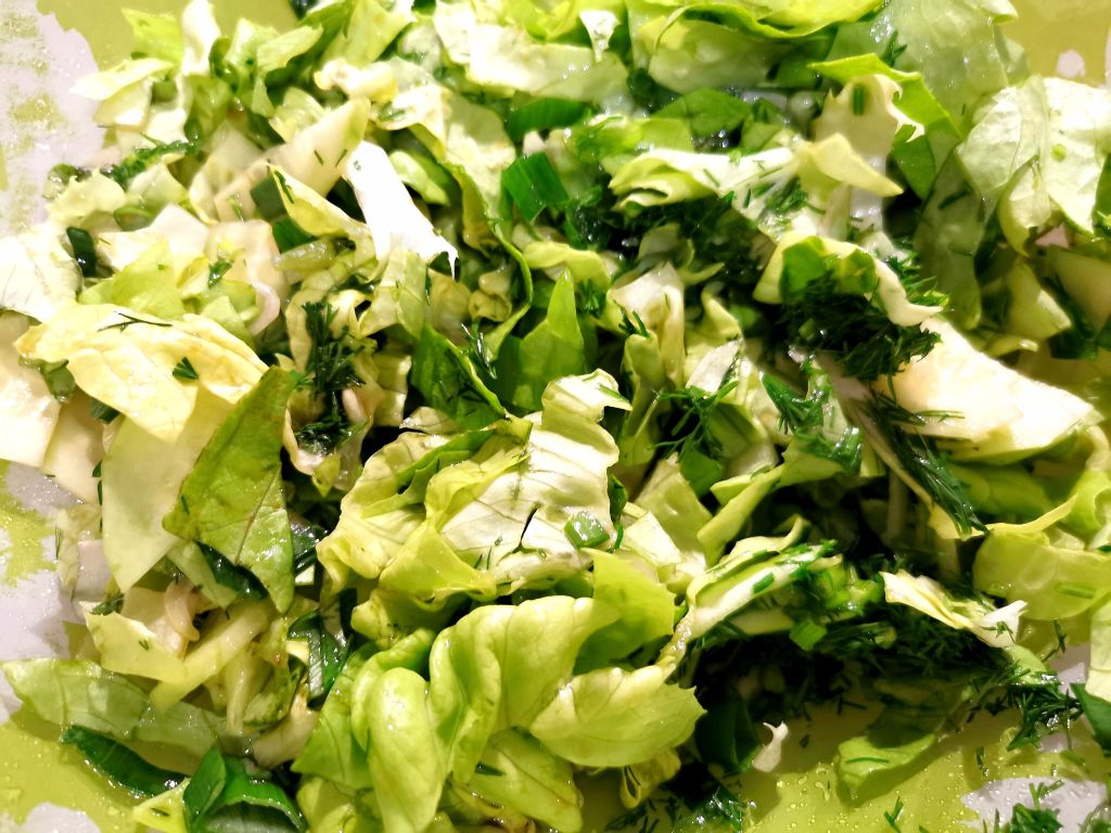 Salata verde cu laptuca si castraveti